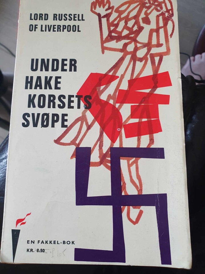 Under hakekorsets svøpe