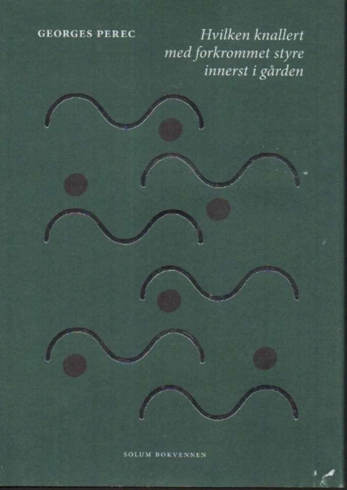 Hvilken knallert med forkrommet styre innerst i gården